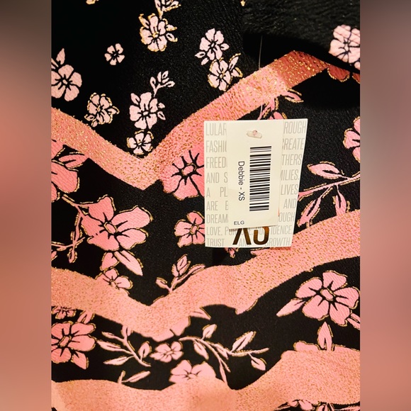 LULAROE DEBBIE DRESS BLACK & BARBIE PINK ROSES & CHEVRON PRINT SIZE XS - Picture 5 of 14